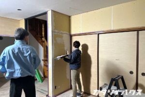 しっくい塗に挑戦する奥様