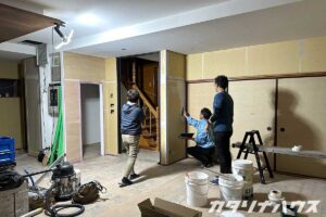 漆喰DIYにチャレンジするご主人と見守る奥様