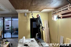 下がり天井を塗装する職人