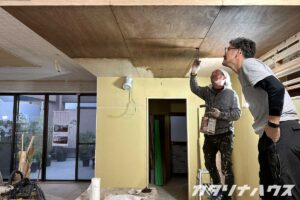 天井塗装を行う塗装屋さん