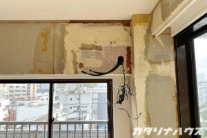 石膏ボードに残る紙クロスの残骸