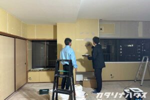 しっくいを塗る前のパテ処理。レクチャーを受けるお施主様