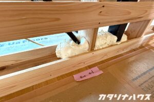 耐震ブレスの周りを発砲ウレタンで覆いすきま風を予防