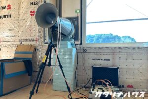 家の気密性を調べる為の機械。