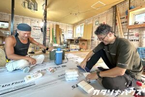 お昼休憩にタコヤキを広げる職人