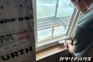 煙を近づけてすき間がないかチェックをする様子。