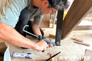 見つけた隙間にコーキングを打ち、気密性を高める。