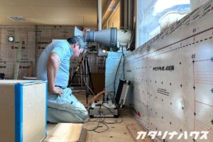 気密検査の機械を室内で調整する。