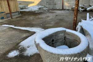 石臼に積もったゆき