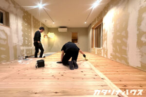 お手伝いに来てくれたサポーターと一緒に床を塗っていくスタッフ