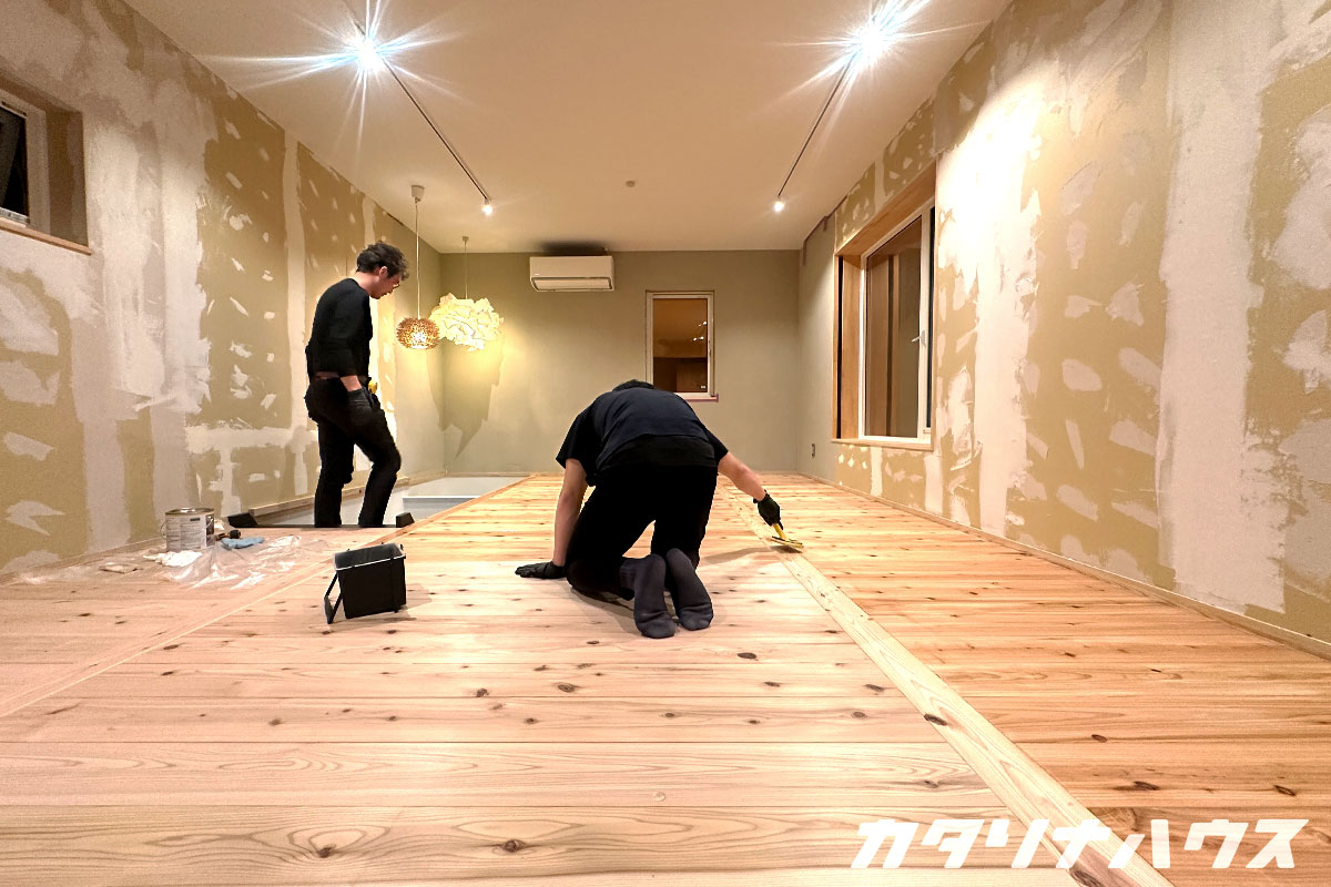 お手伝いに来てくれたサポーターと一緒に床を塗っていくスタッフ