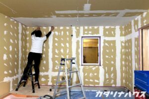 天井は白い漆喰を施工