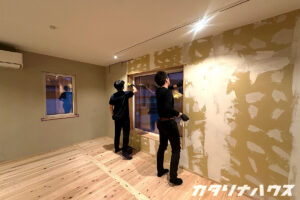 窓枠も無垢材なので天然系のオイルで木を保護していく