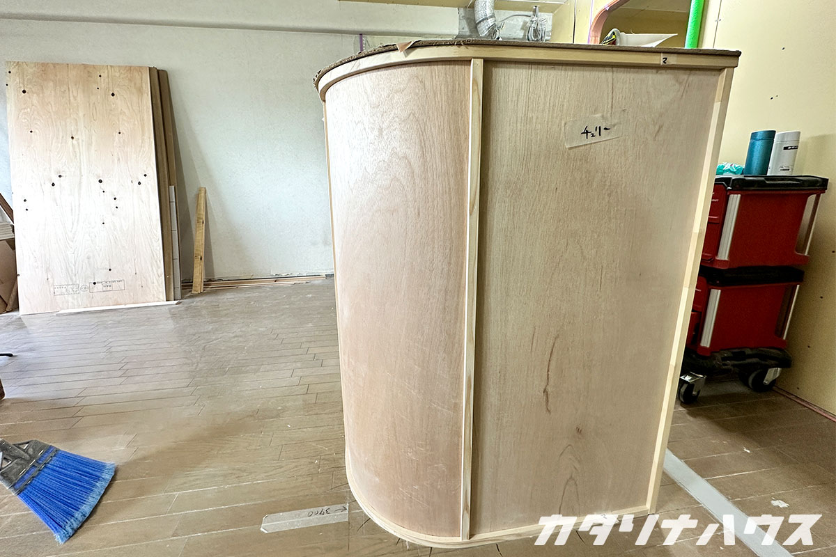 マンションリノベーション 造作カウンター 角のない仕上げ