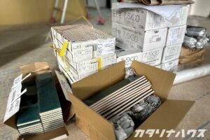 箱に入った深緑の釉薬タイル。