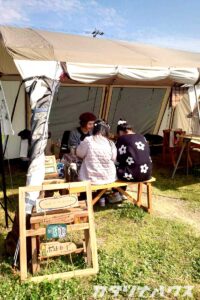 お絵描きワークショップを行うブース。作業する女の子の後ろ姿