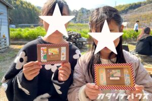 ハンドメイドのポストカードを手にする二人の女の子