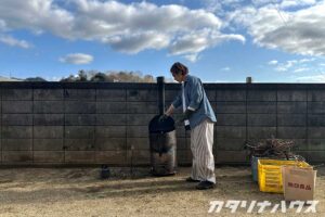 焼却炉で焚火の準備をするスタッフ