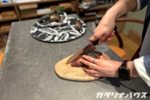 焼き芋を木のまな板で切ってみる