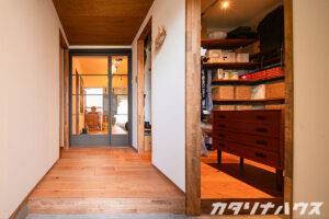 松山市　中古マンション
土間玄関　鉄製扉