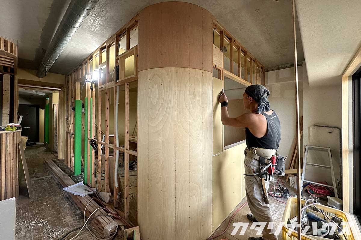 中古マンション　リビング　アール壁　大工　職人