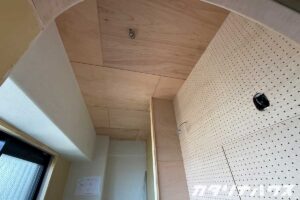 松山　マンション　リノベーション　玄関収納　有孔ボード　木