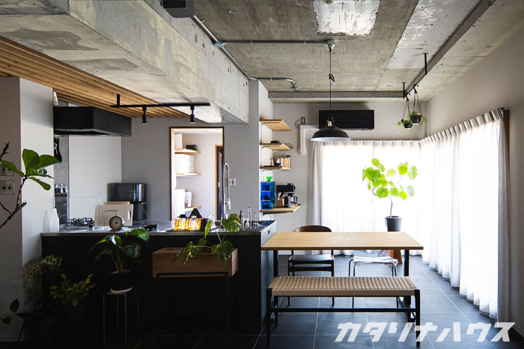 マンションリノベーションでコンクリートあらわしと木製ルーバーを組み合わせたLDK空間