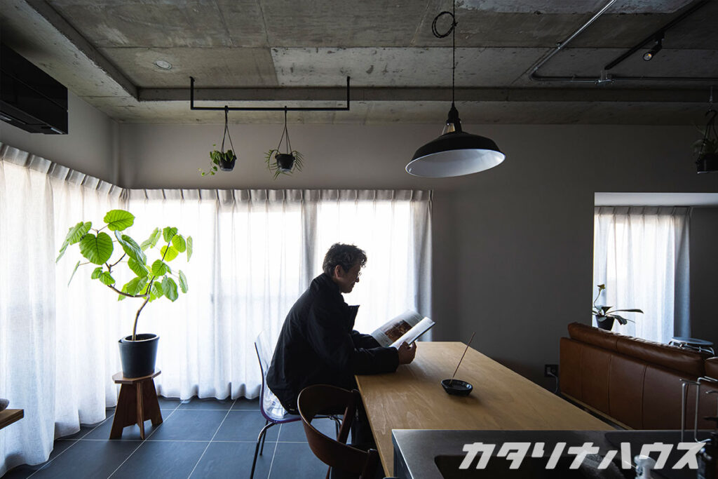 無機質と有機質が調和するマンションリノベーションのLDK空間デザイン