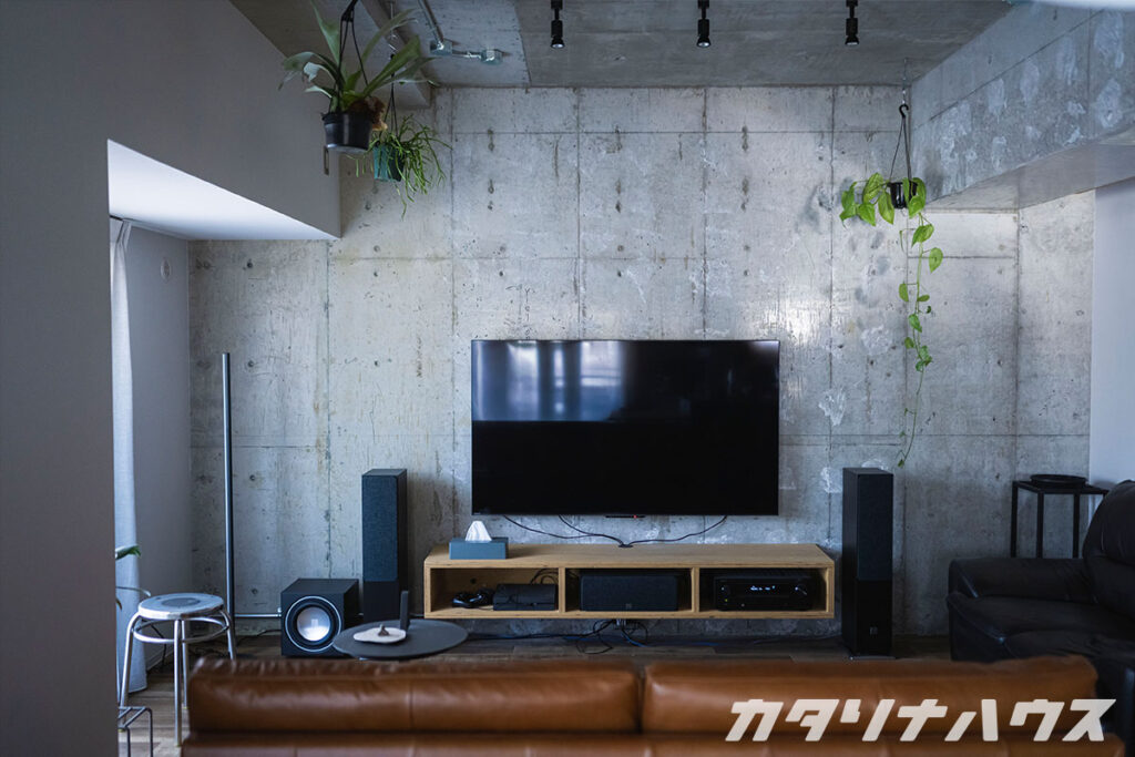 松山市で購入した中古マンションをコンクリートや木の素材感を楽しめる空間へリノベーション