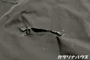 ズボンに空いた大きな穴　焚き火やストーブによる溶け跡