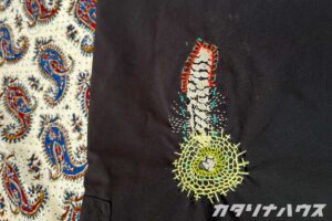 裏から当て布をしてダーニング補強している様子