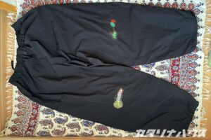 小さな穴をダーニングで補修したアウトドアズボン