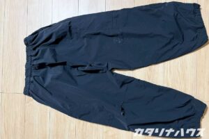 アウトドア用ズボンの穴補修前　ストーブ焼けによるダメージ