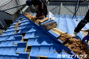 取り外された瓦。1枚あたり2.5〜3kgほどの重さがある