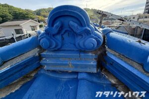 鬼瓦のついた屋根の端部。装飾と厄除けの意味を持つ瓦