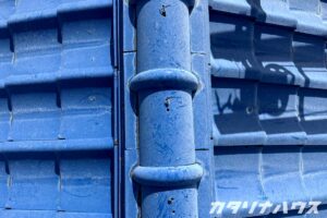 屋根の棟部分に使われている瓦。雨の侵入を防ぐ役割がある