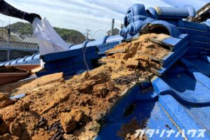 瓦の下から出てきた土。昔ながらの工法で使われていた