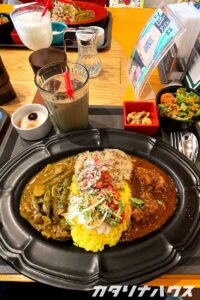 スパイスたっぷりのカレーとチャイ