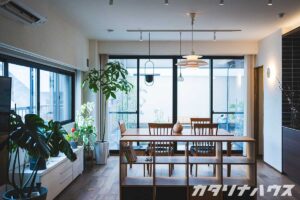 内窓を取り付けたマンションリノベーション後の明るい室内