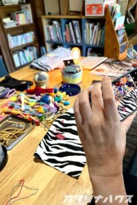 色とりどりの刺繍糸から好きな色を選び、ダーニングを行う参加者