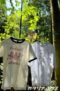 木漏れ日の中で揺れる喫茶店オリジナルのTシャツ