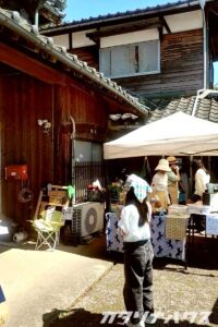 古民家で行われたイベントでシャボン玉を楽しむ子供