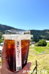 青空の下で飲むアイスコーヒー