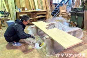 マンションリノベーションで使用する造作棚を製作する様子