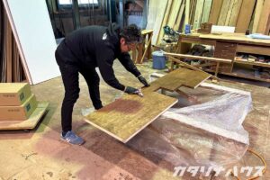 自然塗料を塗って仕上げる造作棚板