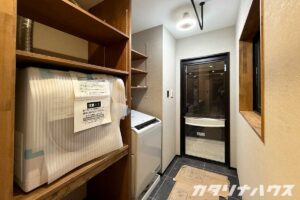 マンションのランドリールームに設置された乾太くんと洗濯機