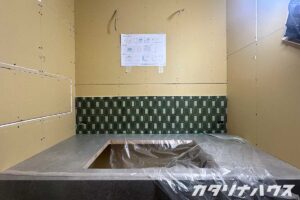 深いグリーンのタイルを貼った造作洗面台のリノベーション