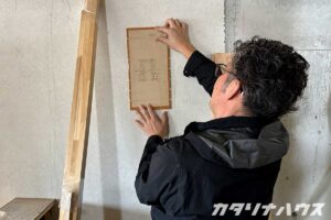 松山市のキッチンリノベーションでオレンジ色のタイルの貼り方を確認する様子