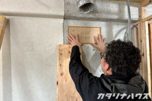 松山市のリノベーションで使用するタイルを確認する様子