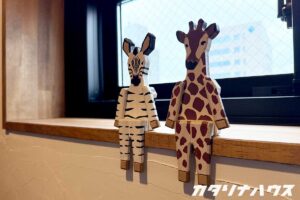 リノベーションが完成したマンションの窓辺に飾られた雑貨